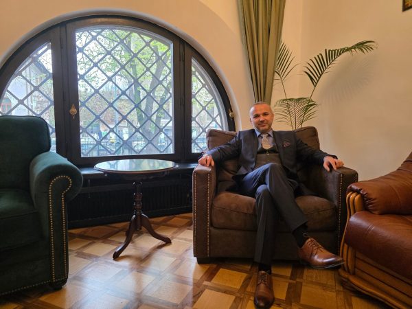 Eduard Petrescu, expert în poziționare vizuală B2B, susține că steagurile direcționale de la Ekogroup transformă locațiile fizice în repere urbane